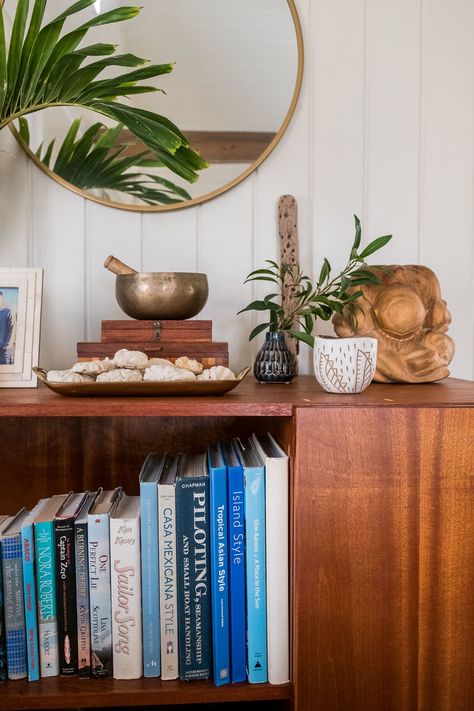 Beautiful Bookshelf, Living Room Plants, Bookcase Decor, Apartment Life, Rat Race, Apartment Style, Mediterranean Home, Cottage House, Indoor Gardening