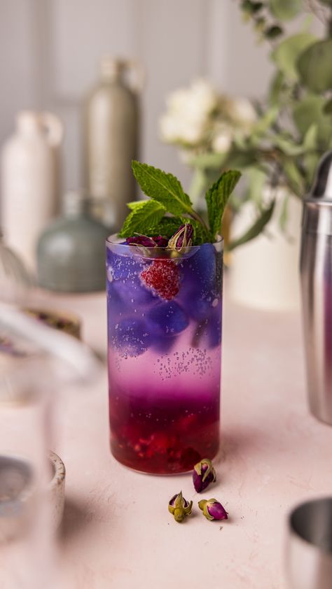 Rose Cocktail with Butterfly Pea Ice Cubes Premade Cocktails, Butterfly Cocktail, Colored Ice Cubes, Elderflower Cocktail, Flower Ice Cubes, Rose Cocktail, Colorful Drinks, Butterfly Pea Flower, Fancy Drinks