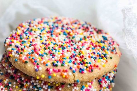 Mexican cookies with sprinkles (Galletas)  Ingredients:  1.5 cups of butter 1 cup of superfine sugar 1.5 cups of all-purpose flour ¾ cup almond flour ½ teaspoon vanilla extract Rainbow sprinkles (nonpareils) Yellow food coloring (optional) Sprinkle Cookies Recipe, Mexican Bakery, Mexican Cookies, Mexican Pastries, Mexican Sweet Breads, Mexican Bread, Vegan Mexican Recipes, Mexican Dinner Recipes, Mexican Dessert Recipes