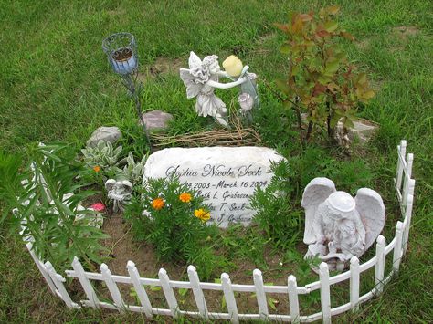 https://flic.kr/p/6E2H1k | VA July 2009 057 Small Pet Memorial Garden Ideas, Pet Gravesite Ideas, Pets Grave Ideas, Dog Memorial Garden Ideas, Animal Grave Ideas, Cat Grave Ideas, Dog Memorial Ideas Gardens, Dog Grave Ideas Pet Memorials, Pet Grave Ideas