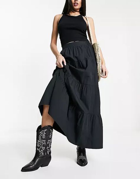 Tiered Maxi Skirt Outfit, Tiered Skirt Outfit, Black Tiered Skirt, Rok Outfit, Ruffle Maxi Skirt, Eid Outfits, Maxi Rok, Maxi Skirt Outfits, Rock Outfit