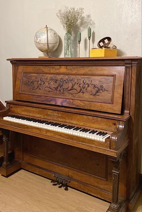 Home decor inspo | Piano Standing Piano, Wooden Piano, Vintage Piano, Piano Cottagecore, Piano Vintage Aesthetic, Classical Piano Aesthetic, Wooden Piano Aesthetic, Old Piano Aesthetic, British Country