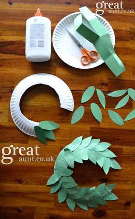 You don’t need to be at the Olympics to be an Olympian with this awesome craft idea. Get creative and make these leaf crowns for your very own Olympic themed party! Greece Classroom Decor, Olympic Theme Party Decorations, Olympic Bulletin Board Ideas, Ancient Greece Crafts, Greek Feast, Olympic Activities, Gifted Classroom, Olympic Theme Party, Olympic Idea