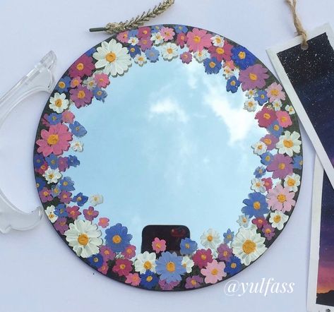 Hand Painted Circle Mirror, Painting Flowers On Mirrors, Cute Painted Mirrors, Painted Flower Mirror, Floral Painted Mirror, Flower Painting On Mirror, Painted Circle Mirror, Rectangle Mirror Painting Ideas, Mirror Painting Square