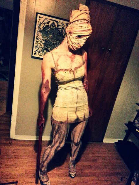 Silent Hill nurse costume. This is so awesome. Silent Hill Nurse Costume, Silent Hill Nurse, Couples Cosplay, Best Couples Costumes, Couple Cosplay, Halloween Parejas, Pyramid Head, Hallowen Costume, Couple Costumes