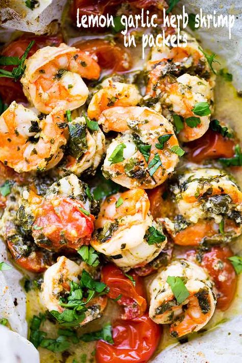 Lemon Garlic Herb Shrimp in Packets - This is the BEST, most delicious baked shrimp recipe made with an amazing lemon garlic herb sauce and cooked inside parchment packets! Shrimp Packets, Garlic Herb Shrimp, Whole30 Shrimp, Whole30 Shrimp Recipes, Lemon Shrimp Recipes, Cooked Shrimp Recipes, Baked Shrimp Recipes, Baked Shrimp Scampi, Foil Packet Meals