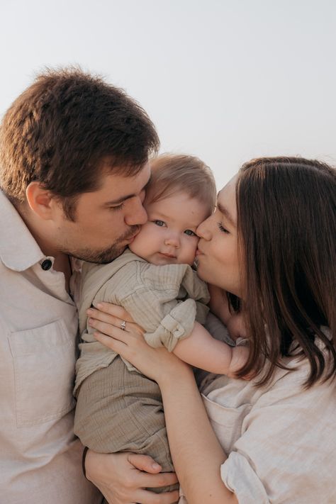 7 Week Old Photoshoot, Family Poses With Infant, Photo Shoot Ideas For Family, 3 People Family Photos Posing Ideas, Couple With Toddler Photography, Family Of Three Picture Ideas, Family Of 3 Sitting Poses, Family Of 3 Photo Poses With Toddler, Poses With Baby And Parents