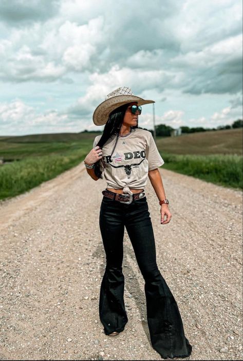 Western Photoshoot Ideas, Cowgirl Outfits For Women, Punchy Outfits, Country Chic Outfits, Fall Photo Shoot Outfits, Western Photoshoot, Cute Country Outfits, Western Style Outfits, Fall Photoshoot