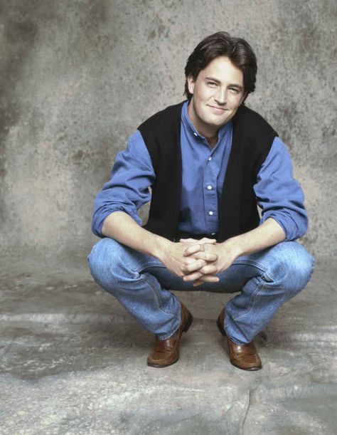 Chandler rocking one of his trademark sweater vests. Chandler Bing Outfits, Guys Friends, Matthew Perry Friends, Friends Season 1, Chandler Friends, Friends Cast, Friends Tv Series, Friends Season, Friends Moments