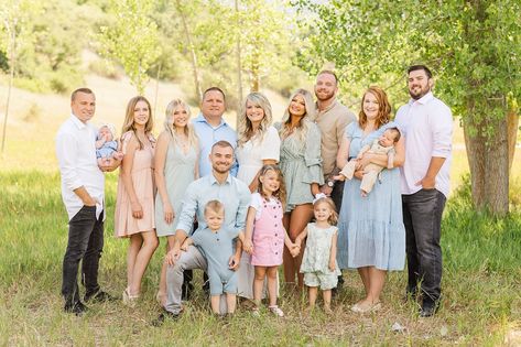 Color Coordinating Family Pictures, Summer Large Family Picture Outfits, Extended Family Photo Outfits Spring, Outdoor Family Photos Spring, Extended Family Photos Outfits, Extended Family Pictures Summer, Extended Family Picture Outfits, Extended Family Photo Outfits Summer, Coordinating Family Outfits For Pictures