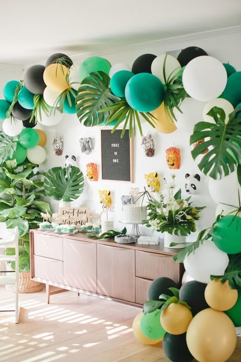 Jungle Party - Cruz Turns One! • Monstera Leaf Decor, Tropisk Fest, Jungle Theme Birthday, Jungle Birthday Party, Jungle Safari Party, Safari Decorations, Fiesta Tropical, Safari Birthday Party, Jungle Birthday