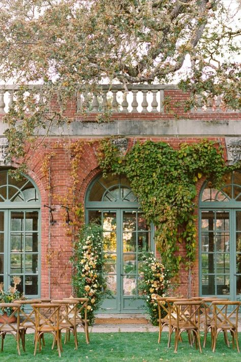 Filoli ,a grand estate wedding venue, conveniently located between San Francisco and Silicon Valley! Situated on 654 acres, the rich red brick house looks like something straight out of Bridgerton or Downton Abbey.| Wedding venue, grand estate wedding venue, California wedding, San Francisco wedding venue, garden wedding, California wedding aesthetic, pool wedding, outdoor wedding reception, wedding reception Brick Wedding Venues, Filoli Gardens Wedding, Historic Estate Wedding, San Francisco Botanical Garden, San Francisco Wedding Venues, Old Building Wedding, Filoli Wedding, Old House Wedding, Victorian Garden Wedding