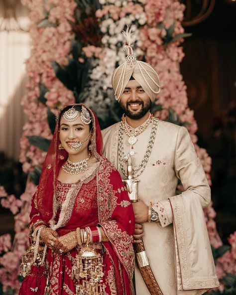 Punjabi Wedding Photoshoot, Bangladeshi Wedding, Wedding Lengha, Punjabi Wedding Couple, Anand Karaj, Sikh Bride, Bride And Groom Outfits, Model Blouse, Photoshoot Outdoor