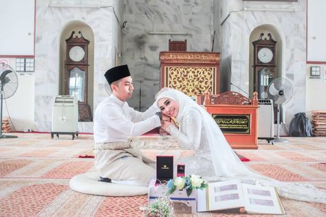 Nikah Masjid, Akad Nikah Photography, Nikah Photoshoot, Foto Akad, Melayu Wedding, Wedding Akad, Muslim Wedding Photos, Asian Wedding Makeup, Muslim Wedding Photography