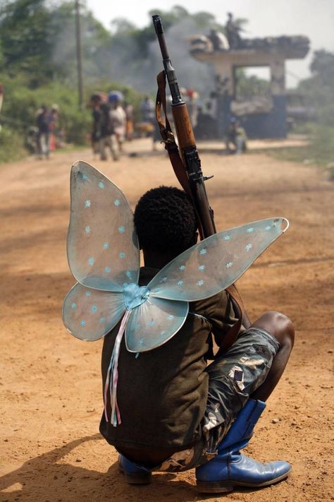 african child soldier butterfly Innocence Lost, Between Two Worlds, Powerful Images, Mad Dog, Arte Inspo, People Of The World, Photojournalism, Led Zeppelin, A Butterfly