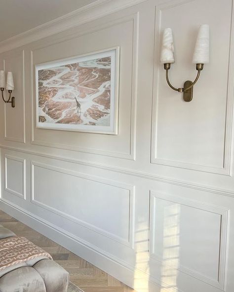 Large Wall Moulding Ideas, Decorative Wall Moulding Ideas, Photos On Panelled Wall, Picture Frame Panelling, Classic Wall Decor Ideas, Wall Molding With Pictures, Frame Tv Bedroom Wall, Cream Wall Panelling, Picture Frame Paneling Living Room