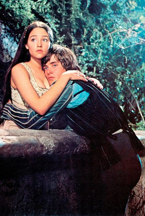 ROMEO & JULIET (1968) Dir. Franco Zeffirelli's masterpiece. Starring Leonard Whiting & Olivia Hussey. (S'il vous plaît suivre minkshmink sur pinterest) #romeoandjuliet #leonardwhiting #oliviahussey #francozeffirelli Romeo And Juliet 1968, Zeffirelli Romeo And Juliet, Juliet 1968, Shakespeare Love Quotes, Leonard Whiting, Shakespeare Love, Olivia Hussey, Shakespeare In Love, Hollywood Studio