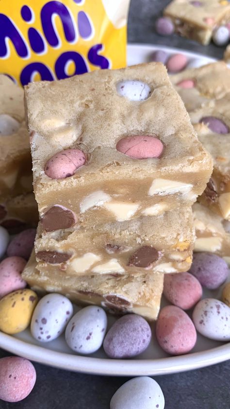 Mini Egg Blondies Recipe, Easter Egg Blondies, Mini Egg Blondies, Mini Egg Recipes, Traybake Recipes, Sick Food, Easter Aesthetic, Tray Bake Recipes, Easter Desserts Recipes