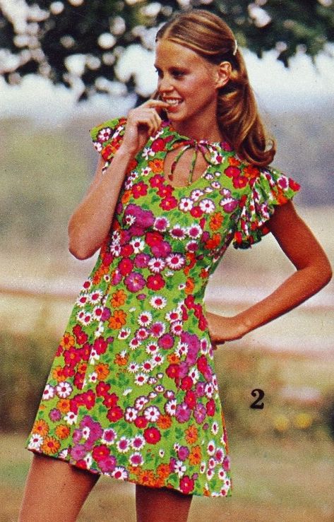 Moda Z Lat 70., Floral Print Dress Outfit, Printed Dress Outfit, Moda Hippie, Fall Fashion Skirts, 60s 70s Fashion, 60s And 70s Fashion, Robes Vintage, 70s Inspired Fashion