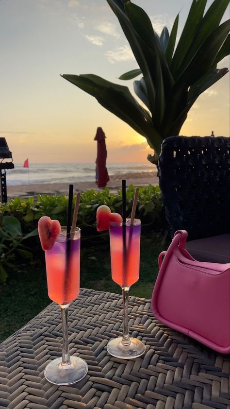 Pretty Alcoholic Drinks, Fancy Drinks, Pretty Drinks, Luxury Lifestyle Dreams, Future Lifestyle, Pretty Food, Mocktails, Travel Aesthetic, Summer Drinks