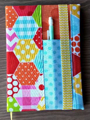 Sew Book Cover Free Pattern, Fabric Book Covers Ideas, Fabric Covered Notebooks Diy, Quilted Book Covers Free Pattern, Notebook Cover Pattern, Composition Book Cover Pattern, Covered Notebooks Ideas, Fabric Book Covers Diy How To Make, Quilted Journal Covers