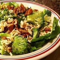 A wonderful combination of flavors in this very easy to prepare salad. A ton of crunch comes from ramen noodles, pecans, and romaine lettuce. Crunchy Romaine Salad, Lettuce Recipes, Ramen Noodle Salad, Ramen Salad, Romaine Salad, Romaine Lettuce Salad, Ramen Recipes, Ramen Noodle, Noodle Salad