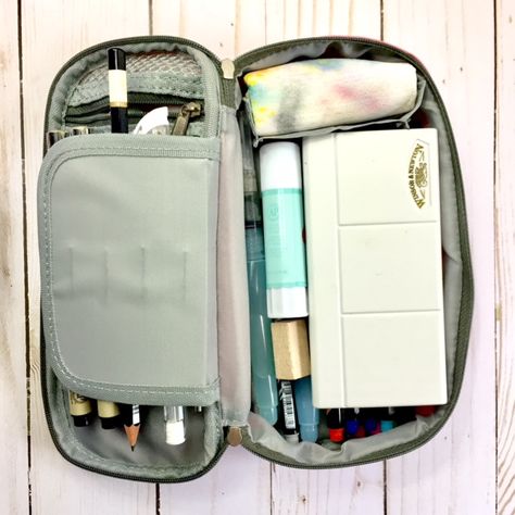 Travel Journal Kit Ideas, Traveling Art Kit, Travel Art Kit Bags, Artist Travel Kit, Diy Travel Paint Kit, Travel Art Kit For Kids, Travel Art Journal Kit, Watercolour Travel Journal, Travel Journal Supplies