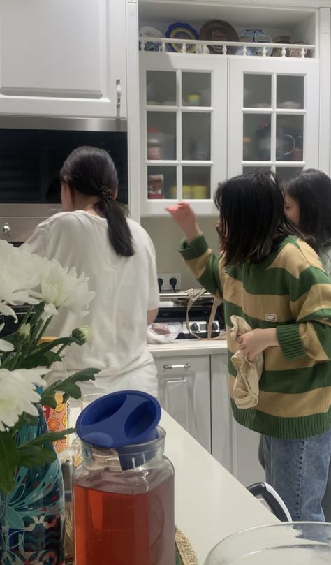 cooking with friends Cooking With Friends Aesthetic, Girl Cooking Aesthetic, Making Friends Aesthetic, Friends Laughing Aesthetic, Facts About Japan, Cooking With Friends, Grunge Pictures, Strange Facts, About Japan