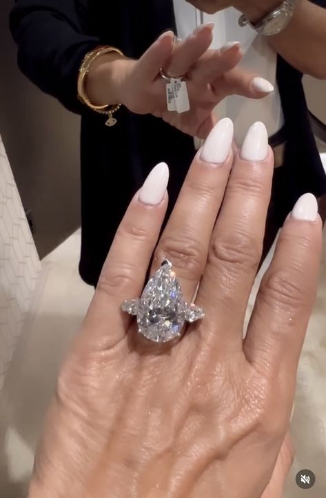 Massive Diamond Ring, Massive Wedding Rings, Harry Winston Oval Engagement Ring, Huge Diamond Engagement Rings, Harry Winston Engagement Ring, Most Expensive Ring, Wedding Ring Big, 10 Carat Diamond Ring, Huge Diamond Rings