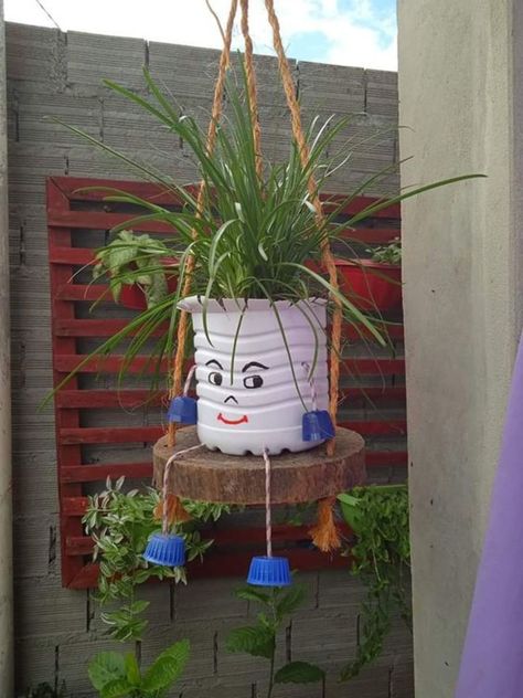 Diy Backyard Decor, Plastic Bottle Art, Flower Pot Crafts, Diy Flower Pots, Garden Decor Projects, Garden Crafts Diy, Garden Yard Ideas, Garden Art Sculptures, Garden Art Diy