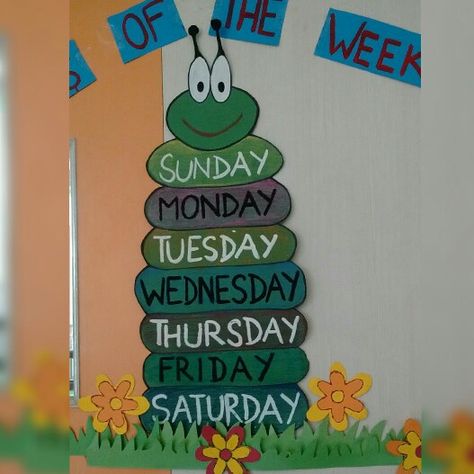 Days of the week board Days Name Chart For Kids, Alphabets Chart For Preschool, Week Days Chart For Kids, Days Of Week Chart Preschool, Days Of The Week Chart Classroom Decor, Creative Charts For Classroom Ideas, Soft Board Decoration, Preschool Charts, Birthday Board Classroom