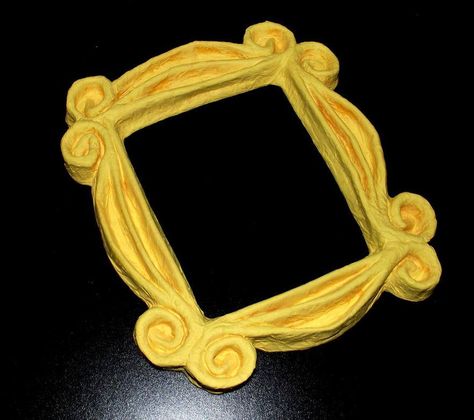 Attention Friends fans: You NEED this Friends TV Show DIY Picture Frame!! Paper Mache Ideas, Light Yellow Paint, Frame Tutorial, Diy Picture Frame, Friends Fan, Hallowen Costume, Paper Mache Crafts, Friends Diy, Diy Picture Frames