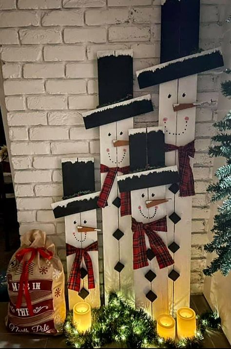 Wooden Pallet Snowman, Fence Picket Snowman, Picket Fence Ideas Crafts, Diy Wood Snowman, Christmas Frames Diy, Diy Snowman Decorations, Jul Diy, Frames Diy, Winter Door Decorations