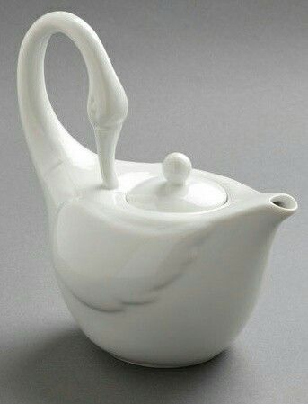 Simple swan teapot Teapots Unique, Keramik Design, Teapots And Cups, Ceramic Teapots, Chocolate Pots, Tea Kettle, Reference Photos, Swans, Porcelain Ceramics