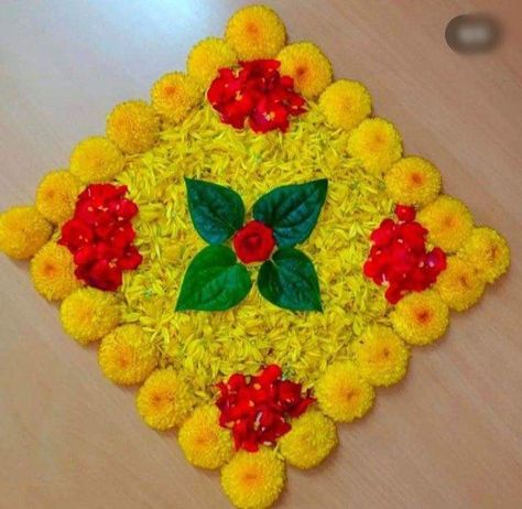 Onam Flower Decoration Simple, Dusshera Rangoli Ideas, Flower Kolam Design, Easy Flower Rangoli Simple, Rangoli Using Flowers, Easy Flower Rangoli Designs, Flowers Rangoli Designs Ideas, Floral Rangoli Designs, Flower Rangoli Designs Creativity