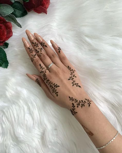 Minimal Mehndi Designs, Minimal Mehndi, Cool Henna Designs, White Henna Designs, Small Henna Designs, Cute Henna Designs, Henna Style Tattoos, Henna Designs Wrist, Henna Inspired Tattoos