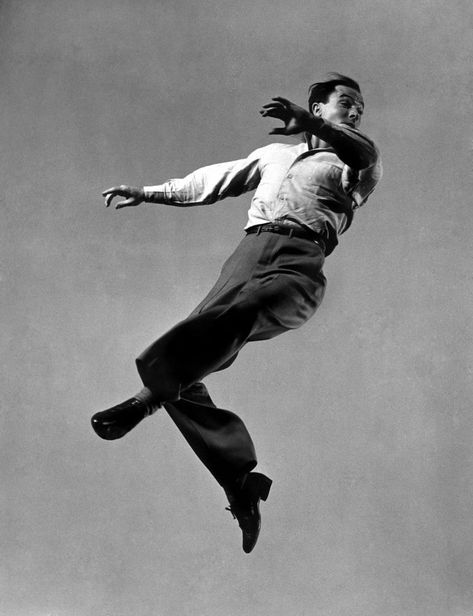 Gene Kelly dancing, 1944.

Photos © Gjon Mili Gene Kelly Dancing, Classic Dance, Photography Movies, Jitterbug, Lindy Hop, Gene Kelly, Male Dancer, Fred Astaire, Human Poses Reference