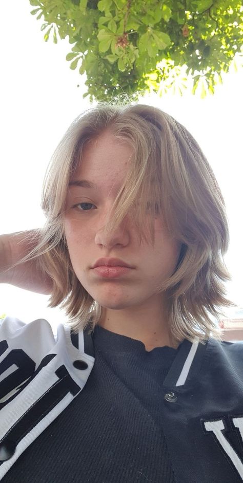 Short Layer Curtain Bangs, Medium Queer Haircuts, Straight Hair Short Shag, Short Gender Neutral Haircuts Straight Hair, Bob With Layers And Curtain Bangs, Teen Girl Short Haircut, Short Teen Girl Haircuts, Short Hair Cuts For Square Faces, Lesbian Haircut Shoulder Length