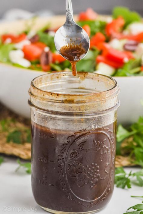 This Balsamic Dressing is a simple and easy recipe, that anyone can make at home! Slightly sweet and deliciously tangy, you will fall in love with this recipe. Cola Cookies, Hamburger Spices, Tropical Margarita, Crescent Braid, Grilled Hamburgers, Balsamic Vinegarette, Margarita Sangria, Greek Salad Dressing Recipe, Creamy Garlic Dressing