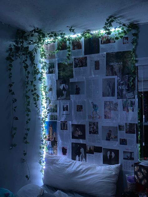 Wall In Room Ideas, Ivy Aesthetic Room, Wall Ivy Bedroom, Ivy In Room, Leaves In Room Decor, Fake Leaf Wall Decor Bedroom Ideas, Ivy Room Decor Ideas, Fake Ivy Wall, Bedroom Ivy Decor