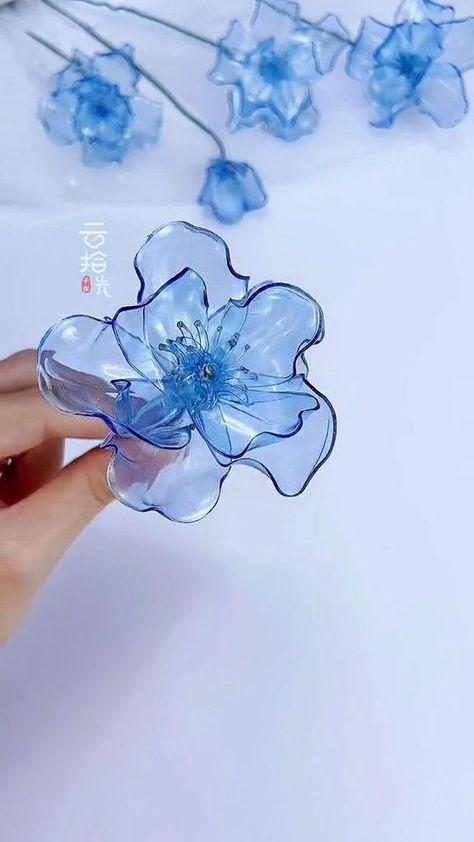 Plastic Bottle Crafts Diy, Bottle Flowers, Hantverk Diy, Plastic Bottle Flowers, Diy Flores, Diy Crafts Paper, Crafts Paper Flowers, Seni Dan Kraf, Diy Bottle Crafts