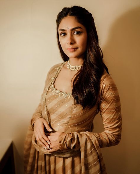 Mrunal Thakur Saree Sita Ramam, Mrunal Thakur Sita Ramam, Thakur Wallpaper, Mrunal Thakur Hd Wallpaper, Mrunal Thakur Saree, Mrinal Thakur, Sita Mahalakshmi, Sita Ramam, Mrunal Thakur