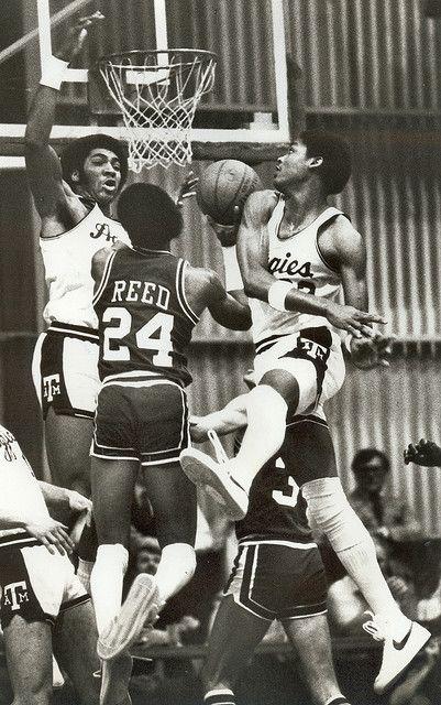 arkansas basketball 1980s | Recent Photos The Commons Getty Collection Galleries World Map App ... Retro Basketball Poster, Vintage Basketball Aesthetic, Vintage Sports Aesthetic, Arkansas Basketball, Winter Branding, Basketball Core, 70s Basketball, 1980s Basketball, Old Basketball