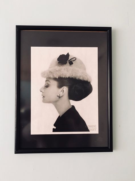 Audrey Hepburn Audrey Hepburn Room Decor, Aesthetic Audrey Hepburn, Audrey Hepburn Room, Actresses Aesthetic, Aesthetic Newspaper, Audrey Hepburn Poster, Fall Prep, Classy Bedroom, Audrey Hepburn Style