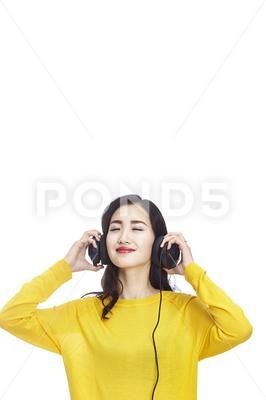 Taking Off Headphones Reference, Listening To Music Pose Reference, Person Listening To Music Reference, Listening To Music Pose, Holding Headphones Pose, Headphones Drawing, Music Headphones, Studio Shoot, Character Poses