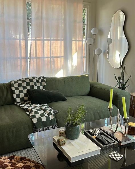 Green Couch Living Room, Green Couch, Apartment Living Room Design, Dream Apartment Decor, Future Apartment Decor, Room Deco, Apartment Decor Inspiration, Apartment Inspiration, Living Room Inspo