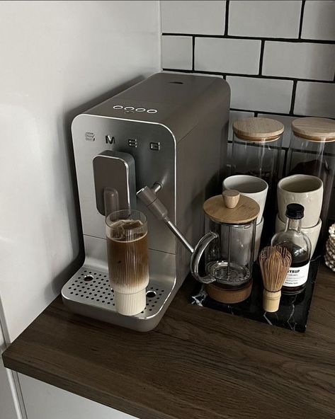 Coin Café, Home Coffee Stations, Home Coffee Bar, Coffee Bar Home, Coffee Obsession, Automatic Coffee Machine, Cosy Home, Coffee Corner, Apartment Decor Inspiration