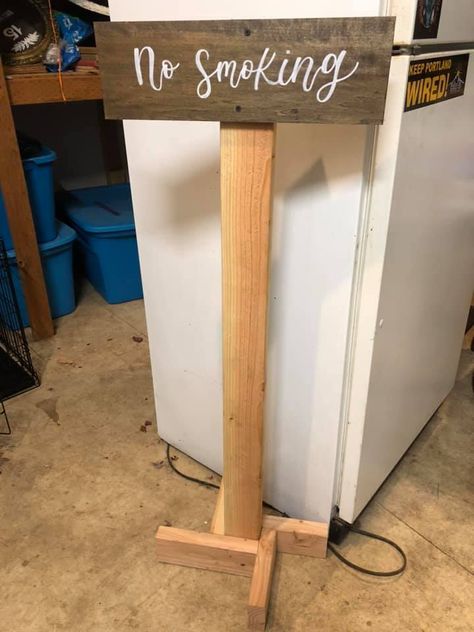 Diy Sign Stand Display Ideas, Diy Photo Booth Stand, Diy Standing Sign, Diy Sign Holder, Diy Sign Stand, Dyi Signs, Photo Booth Stand, Rock Beach, Wooden Signs Diy