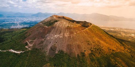 Mount Vesuvius, Day Trips From Rome, Pompeii And Herculaneum, Hiking Destinations, Italy Travel Tips, Active Volcano, Tromso, Famous Landmarks, Pompeii