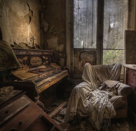 A real creepy room in the abandoned manor house Abandoned Room, Abandoned Mansion For Sale, Creepy Places, Creepy Houses, Ghost House, Abandoned Mansion, Abandoned House, Abandoned Mansions, Mansion Interior